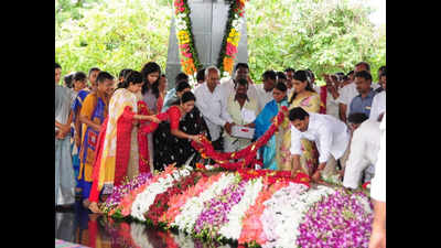YSR death anniversary: Jaganmohan pays tributes to father at Kadapa, reviews Pulivendula development