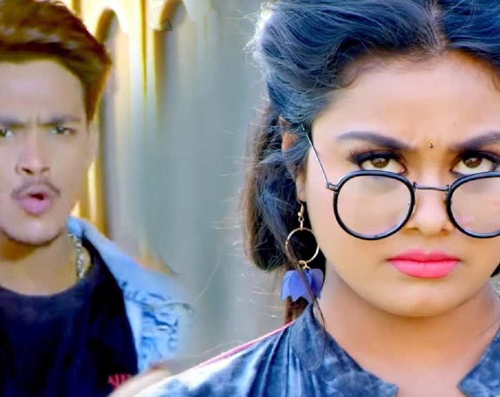 
Latest Bhojpuri song 'Collage Me' from 'Dulhan Hum Le Jayenge' Ft. Rishabh Kashyap and Tanushree Chaterjee

