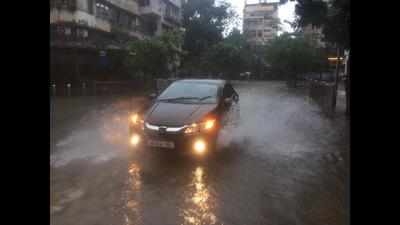 Heavy rain lashes Mumbai, suburbs; schools to remain closed