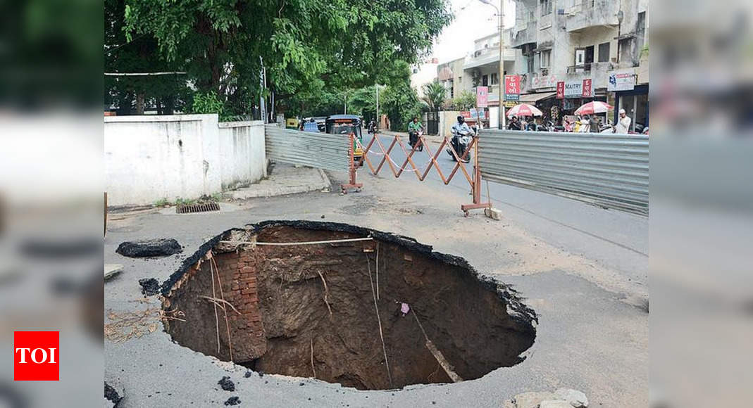 Now, cave-ins rule city roads | Vadodara News - Times of India