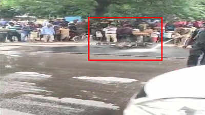Delhi: Upset over challan, 'drunk' man sets his bike on fire in Sheikh Sarai