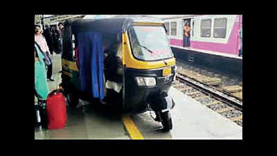 Auto toots into Palghar station, driver held