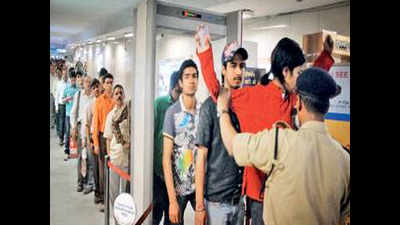 Delhi: Long queues at metro stations bother commuters