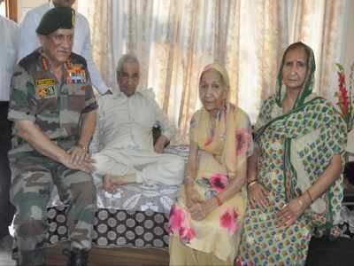 Army chief visits Gallantry awardees family in Pathankot