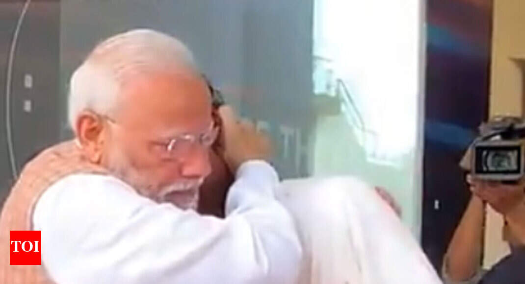 Isro chief breaks down, PM Modi consoles him