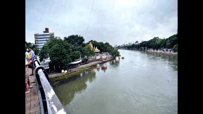 Baba Bhide bridge submerges again, traffic crawls on roads | Pune News ...