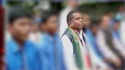 Chhattisgarh minister tells schoolchildren to grab officials' collar