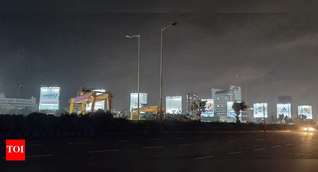 Defective street lights on Bandra circular flyover Times of India