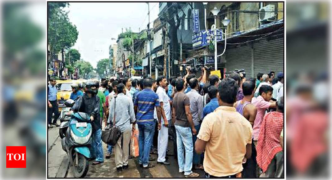 Kolkata cops put up screens to block out curious onlookers from ...