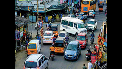 Lack of traffic signal, cops cause chaos at Vanuvampet junction