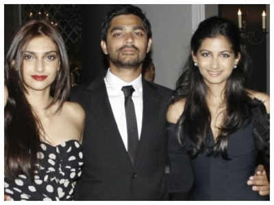 Photo: Sonam Kapoor and Anand Ahuja paint a pretty picture with Rhea Kapoor and Karan Boolani