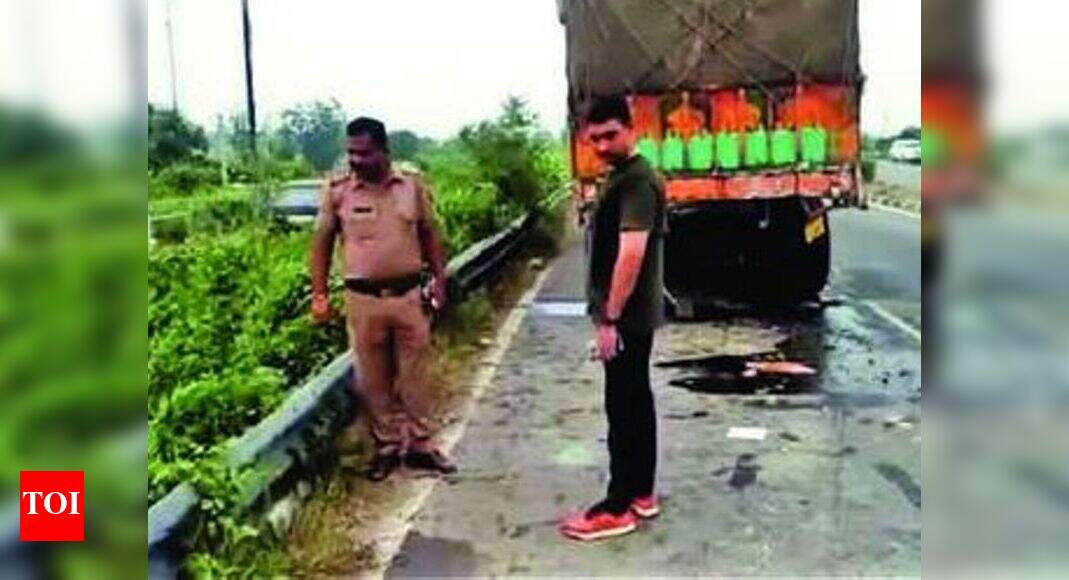 6 die as car rams into parked truck on NH-24 in Hapur | Meerut News ...