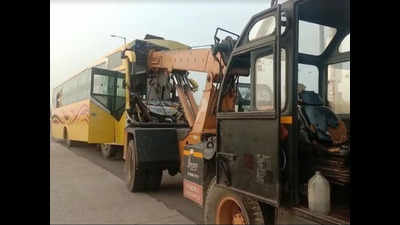 UP: 2 killed, 16 injured after bus rams into truck on Yamuna expressway