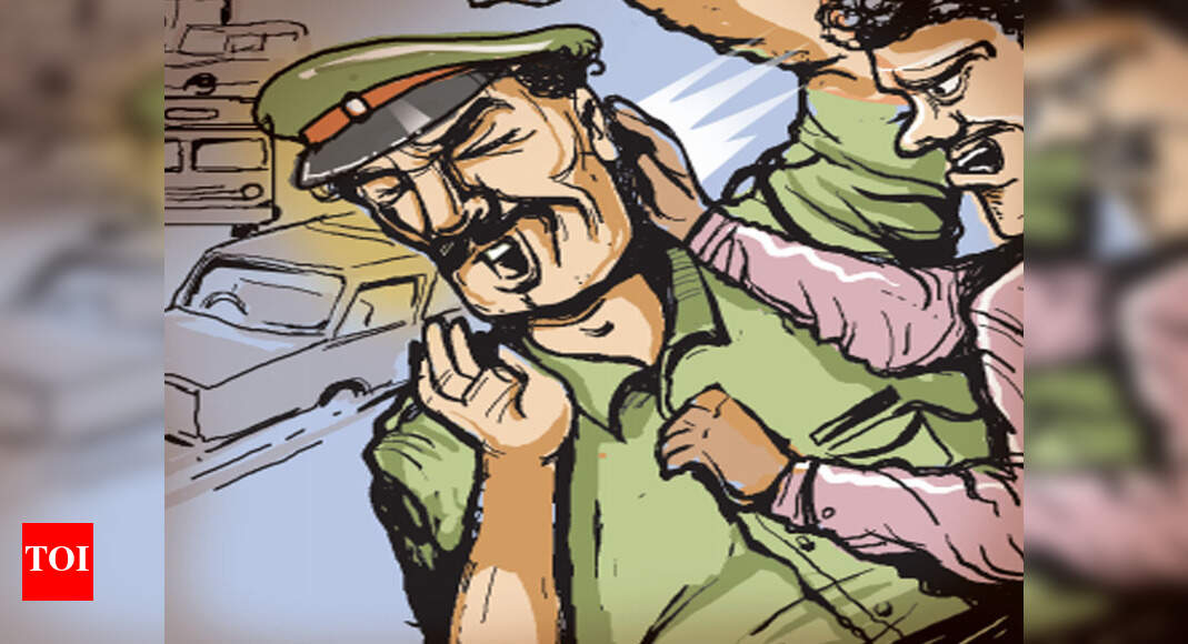 Kolkata: Mob attacks cops trying to save woman | Kolkata News - Times ...