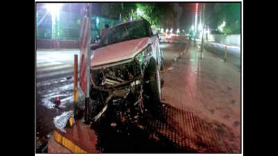 Sloshed man crashes SUV into divider in Lucknow