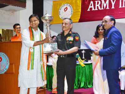 Army commander gives away awards to management graduates
