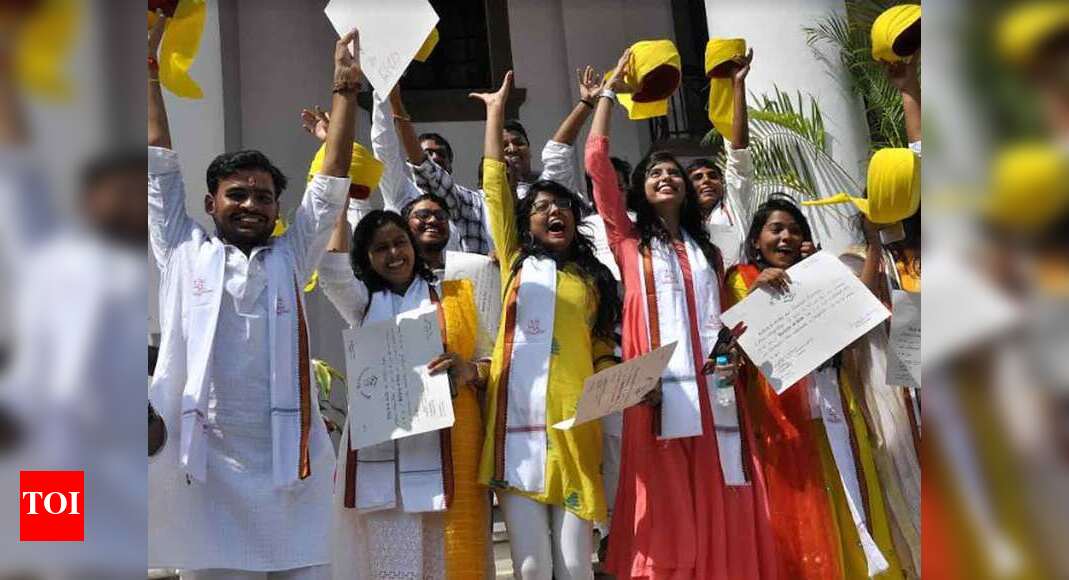 college convocation dress