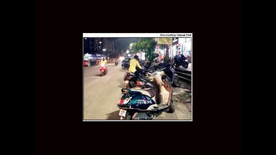 Pune: Vehicles, vendors spark congestion in Kharadi