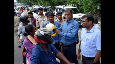 Patna district administration distributes ‘free’ helmets to create awareness