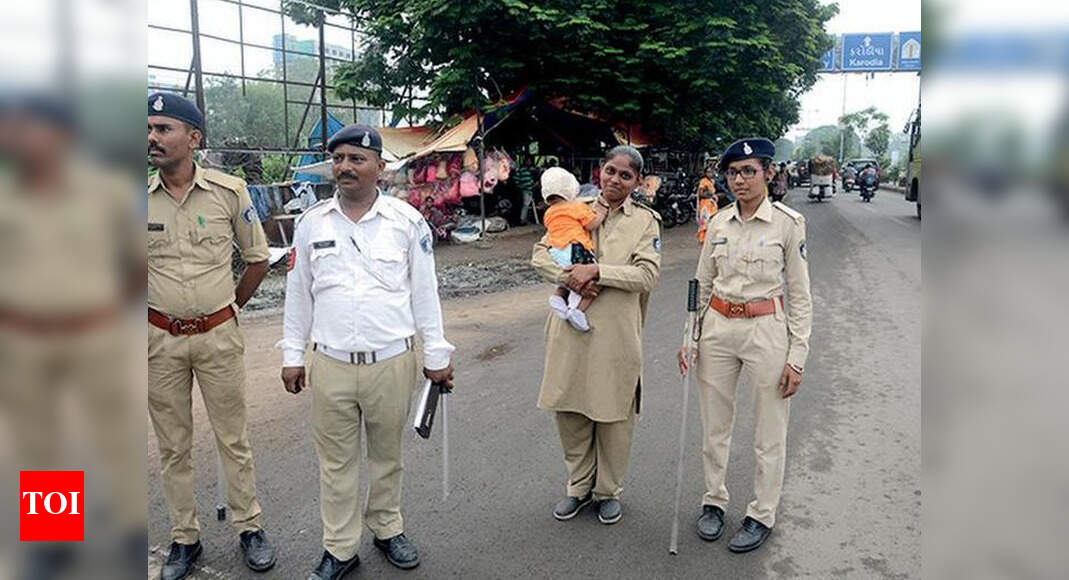 Cop handled baby and traffic with ease | Vadodara News - Times of India