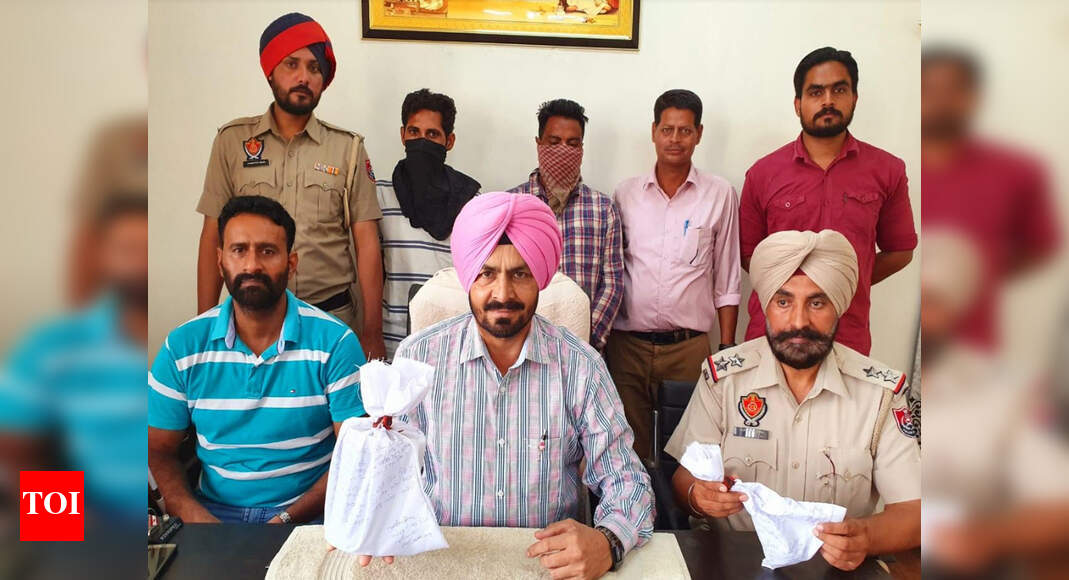 Punjab: 2 smugglers held with 1 kg heroin purchased with fake currency ...