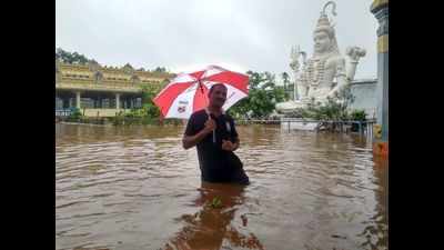 Andhra Pradesh: Rain pounds Kurnool, temple goes under water