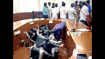 Mayor’s office in Bhayander ransacked by Shiv Sena netas