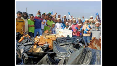 Volunteers clean up beaches along ECR on International Coastal Cleanup Day