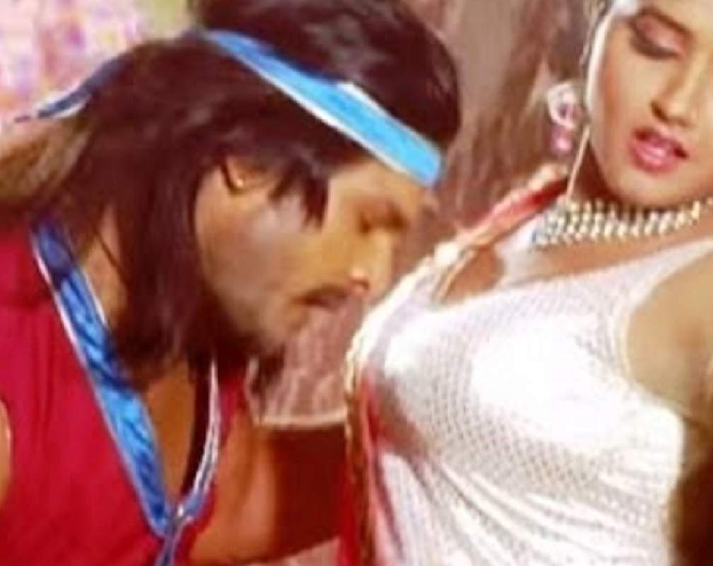 
Watch: Khesari Lal Yadav and Kajal Radhwani's superhit Bhojpuri song 'Jaaneman'
