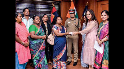Chennai cops pay Rs 1.17 lakh to help 16 kids continue education