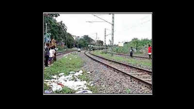 Man glued to phone run over by train in Kolkata