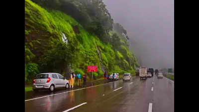 Jam on Mumbai-Pune Expressway as metal coils fall off trailer