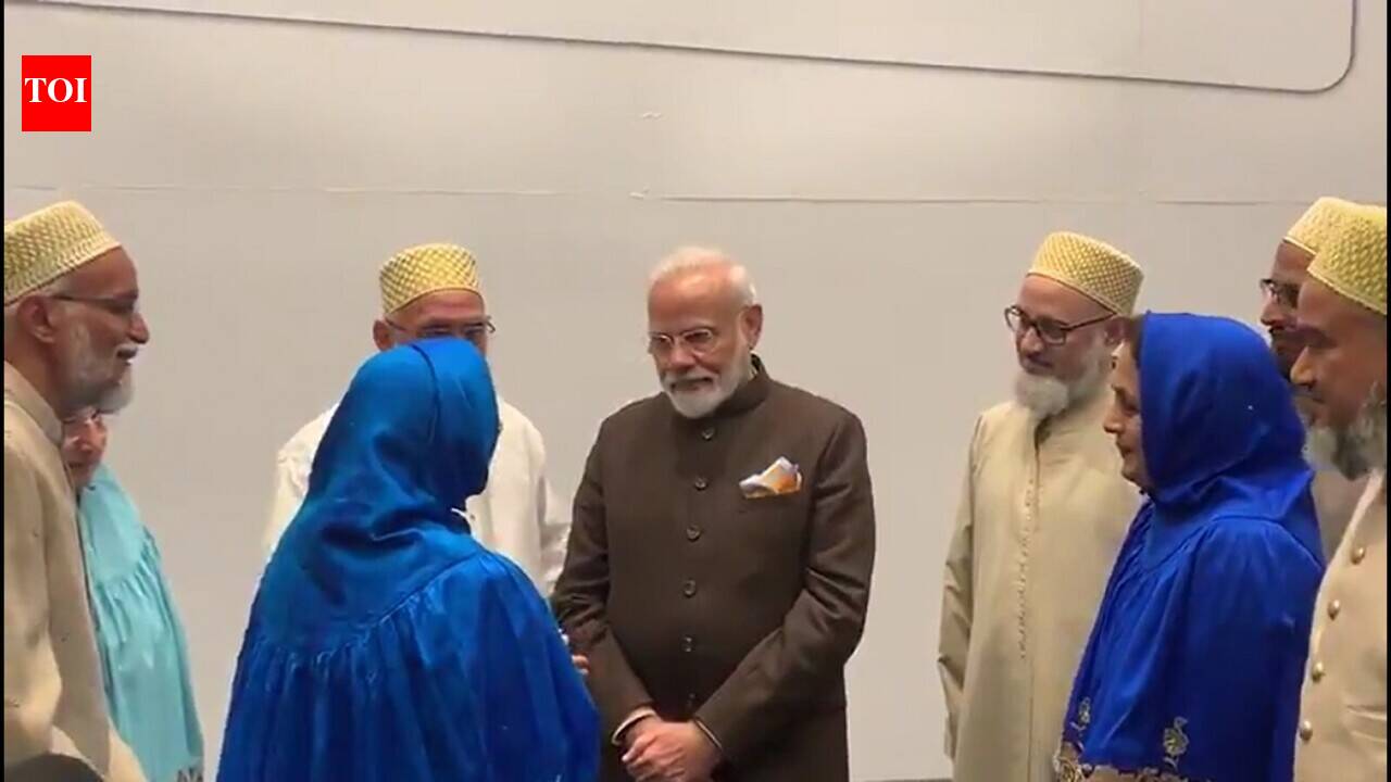 Howdy Modi: Prime Minister Modi interacts with members of the Bohra ...