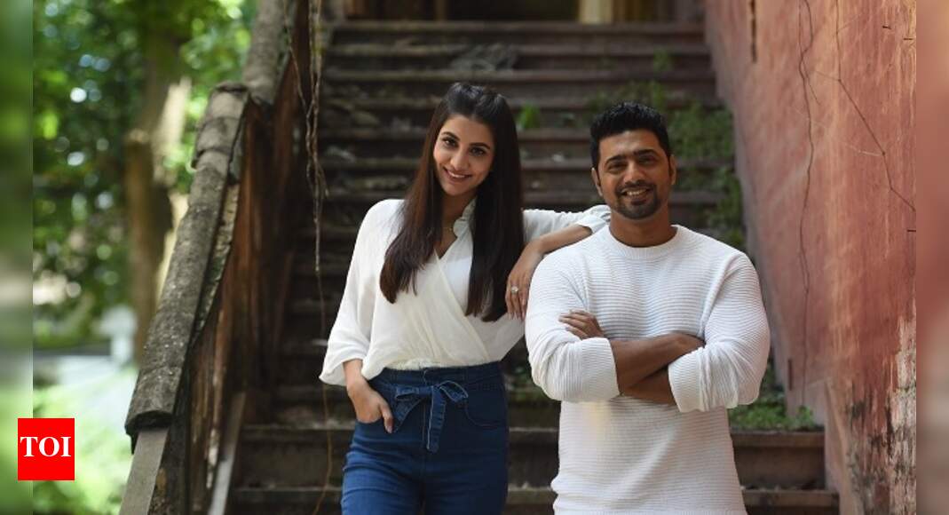 Dev revisits old haunts in city with Rukmini in tow | Bengali Movie ...