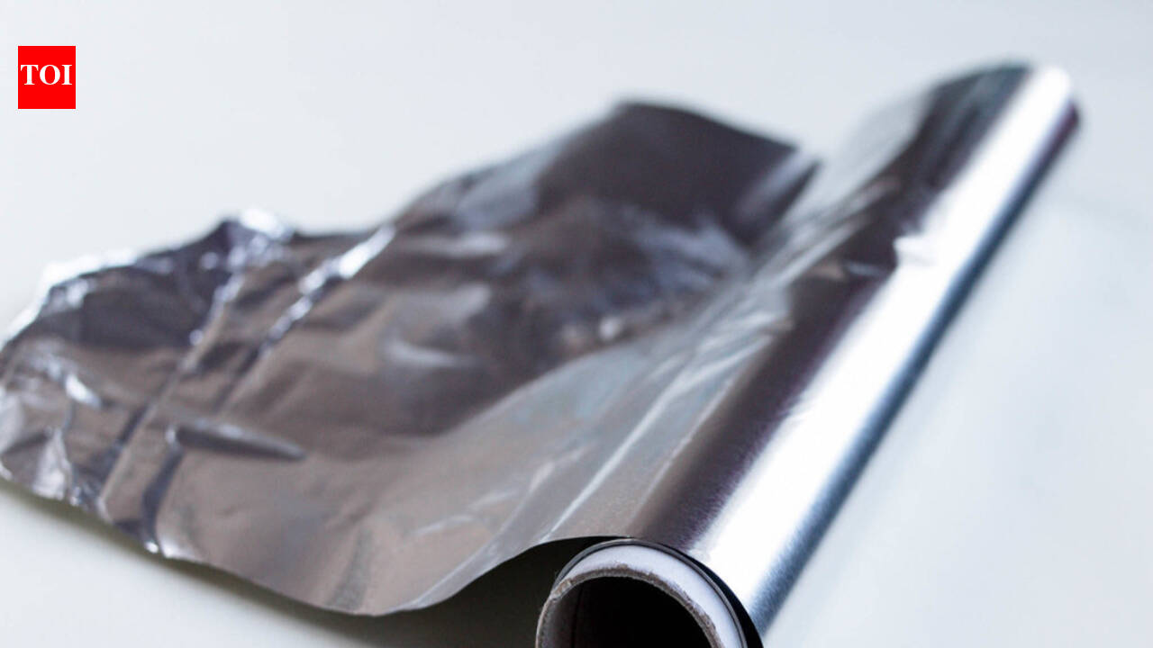 Why does aluminium foil have a shiny and a dull side?
