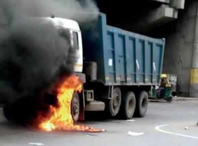 Bike hits dumper, catches fire in Naubasta area | Kanpur News - Times ...