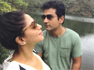 TV actress Kavita Kaushik mocks her make-up in old magazine cover, husband joins the fun