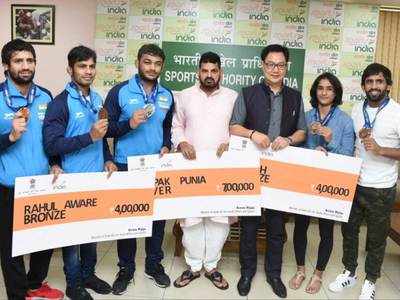 Sports minister honours medal-winning Wold Championships wrestlers with cash awards