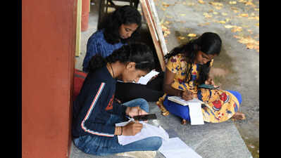 Kerala College Studnts Mobile Phones: Students delighted with ...