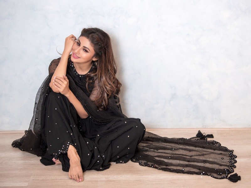Mouni Roy's black outfit is perfect for ...