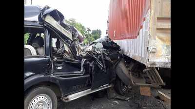 Chandrapur: SUV in former Union minister Hansraj Ahir's convoy rams into truck, 2 killed
