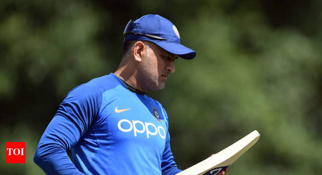 Selectors should talk to MS Dhoni, says Gambhir