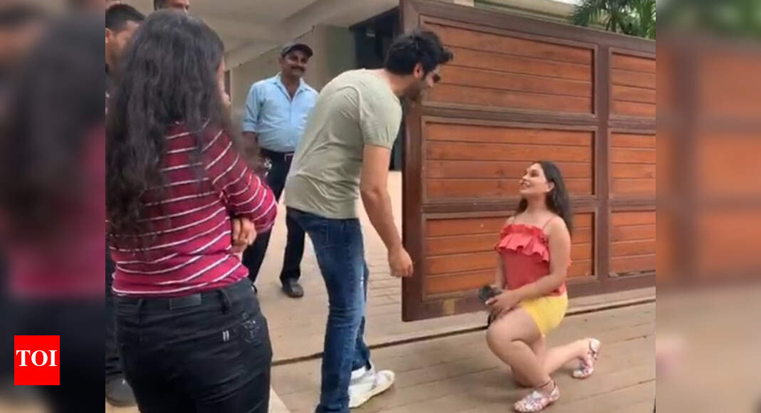 Photo Kartik ryan S Fan Gets Down On Her Knees To Propose The Actor Hindi Movie News Times Of India