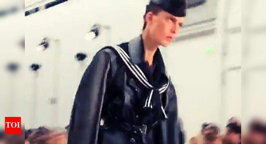 This model’s funny ramp walk made even Anna Wintour grin - Times of India