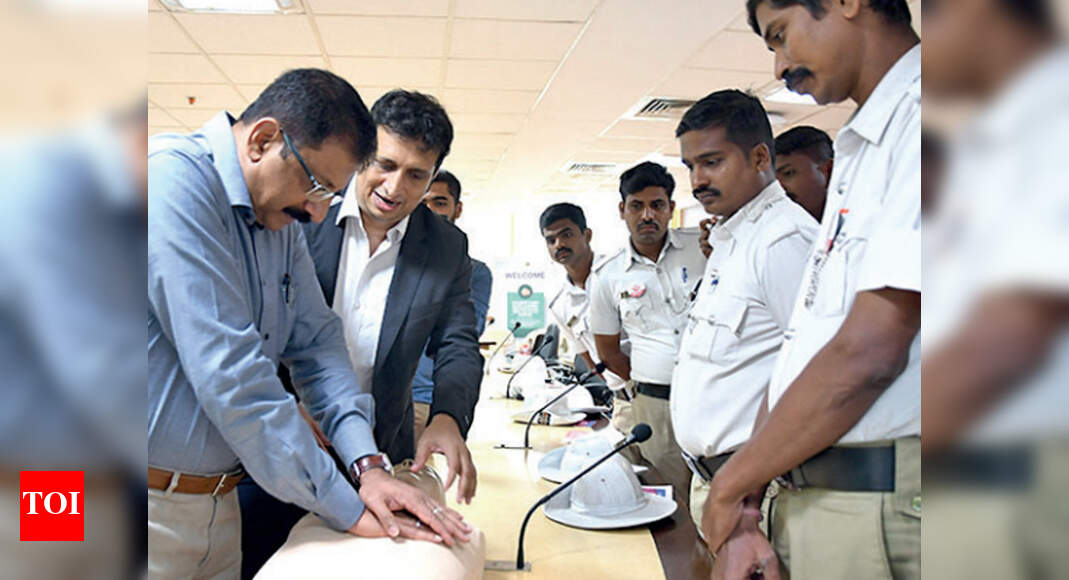 Bengaluru 100 Traffic Cops Undergo Cpr Training Bengaluru News