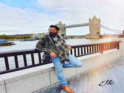 Karthik Jayaram shares a picture with the London Bridge | Kannada Movie  News - Times of India