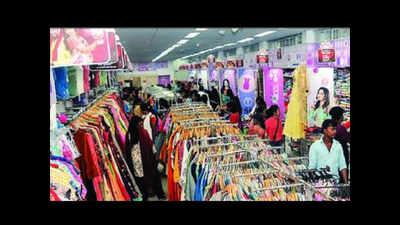 Puja shopping, pandal work stalled amid heavy showers