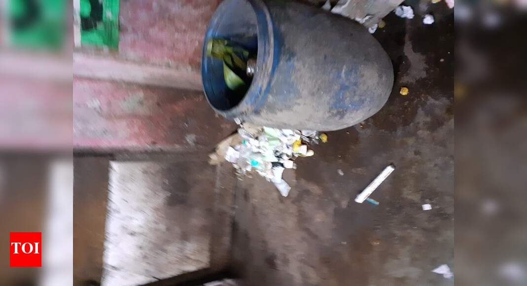 sealdah court littered with garbage - Times of India