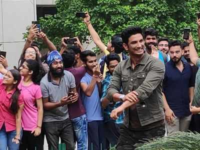 Sushant Singh Rajput spends an evening at his college hostel after years; ticks off another dream from his bucket list
