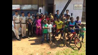 Cops and NGO get together to serve the needy on gandhi Jayanti